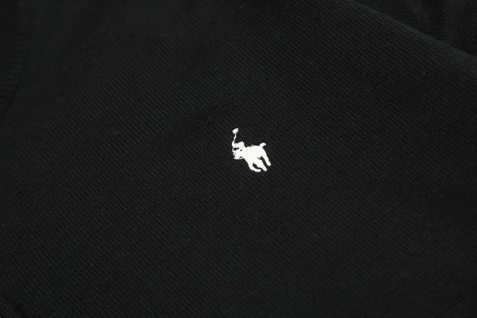 P190 Top quality" Style number: DS010# [Ralph Lauren solid color round neck basic pony embroidered logo knitted cardigan long sleeves] ✅Ralph Lauren Ralph Lauren classic basic versatile jersey cardigan long-sleeved small jacket ✅Main supplier of platform live broadcast wholesale entity ✅ZP quality 1:1 version can scan the code to enter the GF website Counter quality ✅Detailed quality is the only one in Guangzhou Imported quality cotton yarn focuses on high-end and cost-effective Needless to say good quality. ✅The version is restored to the original. Loose, comfortable and stress-free. Simple is high-end. Classic is timeless. ✅The upper body is simple and easy to match. A must-have for goddess ootd. Good-looking clothes are never picky. A must-have in the goddess’ wardrobe. Size: S-XL. Color: off-white, light blue, pink, khaki, military green, gray, navy blue, black, Chinese red, mint green.